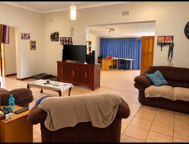 3 BEDROOM HOUSE FOR SALE IN BIRCHLEIGH NORTH